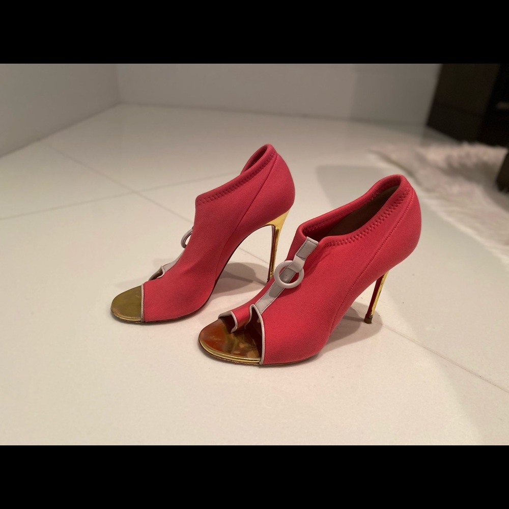 Amazing Christian Louboutin Scuba heel!